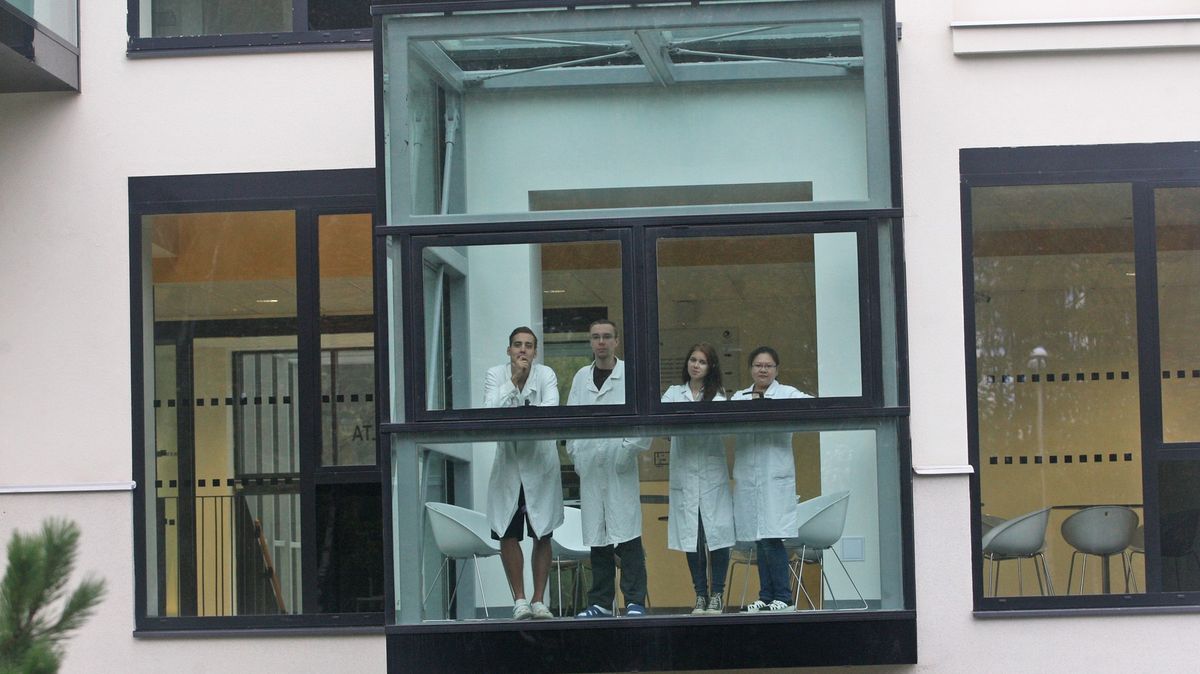 Ostravské lékařské fakultě hrozí, že bude bez akreditace